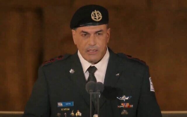 Le chef d'état-major de Tsahal, le lieutenant général Eyal Zamir, prend la parole lors de la cérémonie du Jour du Souvenir devant le mur Occidental, dans la Vieille ville de Jérusalem, le 29 avril 2025. (Capture d'écran)