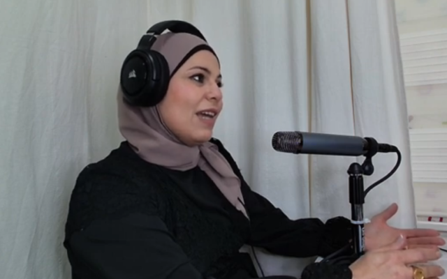 Susan Abdelqader Bishara, une militante sociale de Tira qui a été assassinée le 29 avril 2025, donne une interview avant les élections municipales de la ville le 23 février 2024. (Capture d'écran/Youtube)