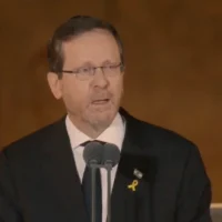 Le président Isaac Herzog s'exprime lors de la cérémonie de Yom HaZikaron au Mur occidental, dans la Vieille ville de Jérusalem, le 29 avril 2025. (Capture d'écran)