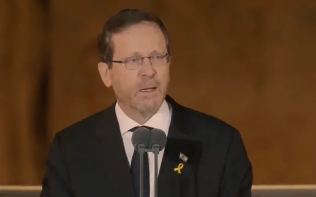 Le président Isaac Herzog s'exprime lors de la cérémonie de Yom HaZikaron au Mur occidental, dans la Vieille ville de Jérusalem, le 29 avril 2025. (Capture d'écran)
