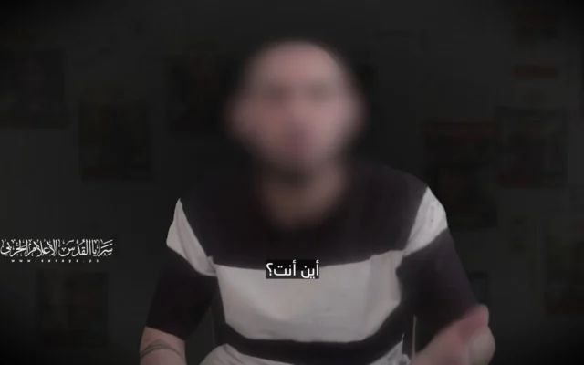 L'otage Rom Braslavski dans une vidéo de propagande publiée par le Jihad islamique palestinien, le 16 avril 2025. (Capture d'écran/Telegram) L'otage Rom Braslavski dans une vidéo de propagande publiée par le Jihad islamique palestinien, le 16 avril 2025. (Capture d'écran/Telegram)