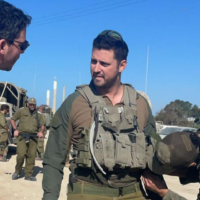 Par hasard, David Citron (au centre) rencontre un ami de longue date, Alan Buch, investisseur en capital-risque de New York, au passage de Zikim, à la frontière avec la bande de Gaza, en décembre 2023. (Autorisation)