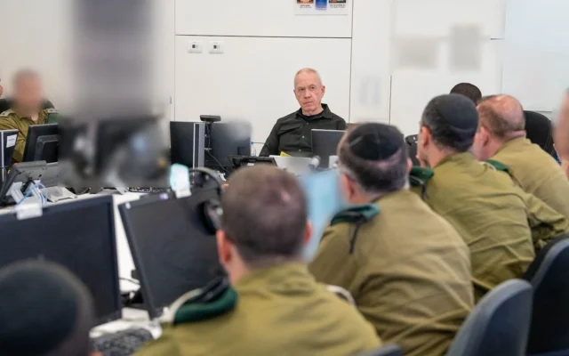 Le ministre de la Défense de l'époque, Yoav Gallant, rencontre des soldats de l'unité 8200, dans l'une des bases de l'unité, le 19 mai 2024. (Crédit : Ariel Hermoni/Ministère de la Défense) Le ministre de la Défense de l'époque, Yoav Gallant, rencontre des soldats de l'unité 8200, dans l'une des bases de l'unité, le 19 mai 2024. (Crédit : Ariel Hermoni/Ministère de la Défense)