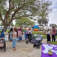 Des familles assistent à une journée portes ouvertes au kibboutz Kerem Shalom, à proximité des frontières de Gaza et de l'Égypte, dans le sud d'Israël, le 28 mars 2025. (Autorisation)