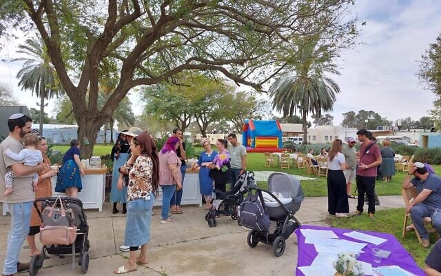 Des familles assistent à une journée portes ouvertes au kibboutz Kerem Shalom, à proximité des frontières de Gaza et de l'Égypte, dans le sud d'Israël, le 28 mars 2025. (Autorisation) Des familles assistent à une journée portes ouvertes au kibboutz Kerem Shalom, à proximité des frontières de Gaza et de l'Égypte, dans le sud d'Israël, le 28 mars 2025. (Autorisation)