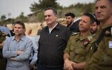 Le ministre des Finances Bezalel Smotrich (à gauche) et le ministre de la Défense Israel Katz (au centre) visitant les implantations de Cisjordanie aux côtés de hauts responsables de l'armée israélienne, le 1ᵉʳ avril 2025. (Crédit : Elad Malka/Ministère de la Défense)