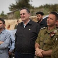 Le ministre des Finances Bezalel Smotrich (à gauche) et le ministre de la Défense Israel Katz (au centre) visitant les implantations de Cisjordanie aux côtés de hauts responsables de l'armée israélienne, le 1ᵉʳ avril 2025. (Crédit : Elad Malka/Ministère de la Défense)