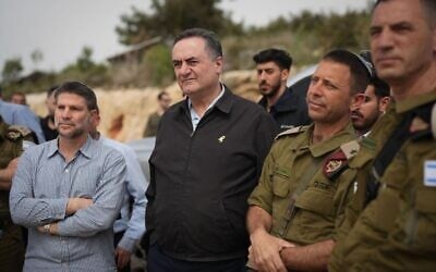 Le ministre des Finances Bezalel Smotrich (à gauche) et le ministre de la Défense Israel Katz (au centre) visitant les implantations de Cisjordanie aux côtés de hauts responsables de l'armée israélienne, le 1ᵉʳ avril 2025. (Crédit : Elad Malka/Ministère de la Défense)