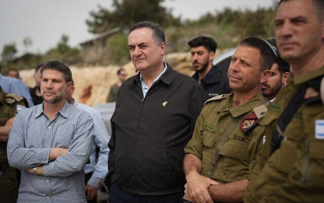 Le ministre des Finances Bezalel Smotrich (à gauche) et le ministre de la Défense Israel Katz (au centre) visitant les implantations de Cisjordanie aux côtés de hauts responsables de l'armée israélienne, le 1ᵉʳ avril 2025. (Crédit : Elad Malka/Ministère de la Défense) Le ministre des Finances Bezalel Smotrich (à gauche) et le ministre de la Défense Israel Katz (au centre) visitant les implantations de Cisjordanie aux côtés de hauts responsables de l'armée israélienne, le 1ᵉʳ avril 2025. (Crédit : Elad Malka/Ministère de la Défense)