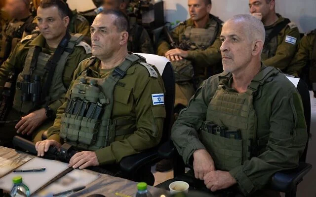 Le chef d’État-major de Tsahal, le Lt. Gén. Eyal Zamir (au centre) et le chef du Shin Bet, Ronen Bar (à droite), lors d’un point de situation à Rafah, dans le sud de Gaza, le 2 avril 2025. (Armée israélienne) Le chef d’État-major de Tsahal, le Lt. Gén. Eyal Zamir (au centre) et le chef du Shin Bet, Ronen Bar (à droite), lors d’un point de situation à Rafah, dans le sud de Gaza, le 2 avril 2025. (Armée israélienne)