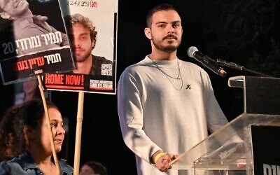 Omer Wenkert, libéré des geôles du Hamas, s'adressant lors d'un rassemblement, sur la Place des Otages ,à Tel Aviv, le 5 avril 2025. (Crédit : Paulina Patimer/Mouvement de protestation pour la démocratie)