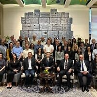 Le président Isaac Herzog (au centre, en bas), aux côtés du contrôleur de l'État, Matanyahu Engelman (à droite), et de Dov Khenin, à la résidence présidentielle, à Jérusalem, le 3 avril 2025. (Crédit : Amos Ben Gershom, Bureau de presse du gouvernement)