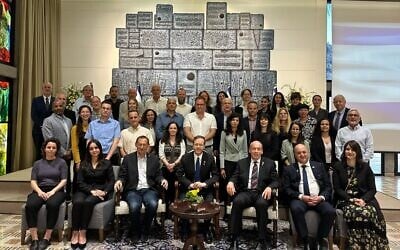 Le président Isaac Herzog (au centre, en bas), aux côtés du contrôleur de l'État, Matanyahu Engelman (à droite), et de Dov Khenin, à la résidence présidentielle, à Jérusalem, le 3 avril 2025. (Crédit : Amos Ben Gershom, Bureau de presse du gouvernement)