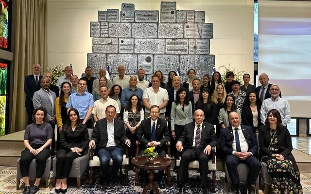 Le président Isaac Herzog (au centre, en bas), aux côtés du contrôleur de l'État, Matanyahu Engelman (à droite), et de Dov Khenin, à la résidence présidentielle, à Jérusalem, le 3 avril 2025. (Crédit : Amos Ben Gershom, Bureau de presse du gouvernement) Le président Isaac Herzog (au centre, en bas), aux côtés du contrôleur de l'État, Matanyahu Engelman (à droite), et de Dov Khenin, à la résidence présidentielle, à Jérusalem, le 3 avril 2025. (Crédit : Amos Ben Gershom, Bureau de presse du gouvernement)