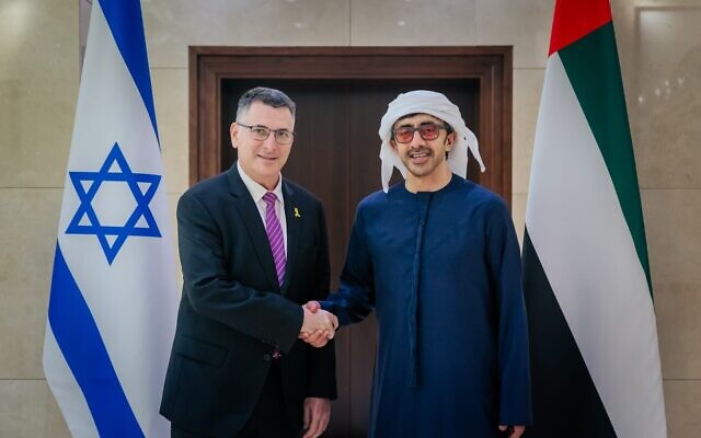 Le ministre des Affaires étrangères Gideon Saar (à gauche) et son homologue émirati Abdullah bin Zayed Al-Nahyan, à Abou Dhabi, le 6 avril 2025. (Crédit : Ministère des Affaires étrangères) Le ministre des Affaires étrangères Gideon Saar (à gauche) et son homologue émirati Abdullah bin Zayed Al-Nahyan, à Abou Dhabi, le 6 avril 2025. (Crédit : Ministère des Affaires étrangères)