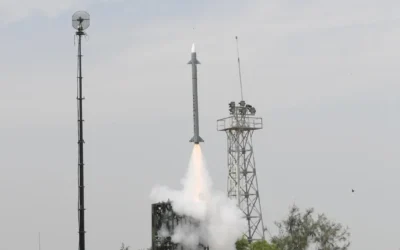 Cette image publiée le 7 avril 2025 montre un test du système de missile de défense sol-air à moyenne portée (MRSAM) conçu par Israel Aerospace Industries en Inde. (Crédit : DRDO)