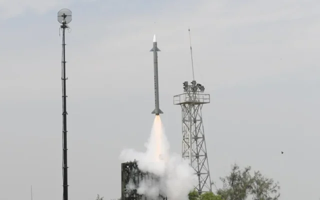 Cette image publiée le 7 avril 2025 montre un test du système de missile de défense sol-air à moyenne portée (MRSAM) conçu par Israel Aerospace Industries en Inde. (Crédit : DRDO) Cette image publiée le 7 avril 2025 montre un test du système de missile de défense sol-air à moyenne portée (MRSAM) conçu par Israel Aerospace Industries en Inde. (Crédit : DRDO)