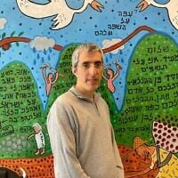 Le Dr. Doron Yaakov, responsable de la collection des traditions orales juives à l'Académie de langue hébraïque et chercheur au Projet de Dictionnaire Historique, au Centre culturel et éducatif, le 24 mars 2025. (Crédit : Rossella Tercatin/Times of Israel)
