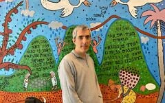 Le Dr. Doron Yaakov, responsable de la collection des traditions orales juives à l'Académie de langue hébraïque et chercheur au Projet de Dictionnaire Historique, au Centre culturel et éducatif, le 24 mars 2025. (Crédit : Rossella Tercatin/Times of Israel)