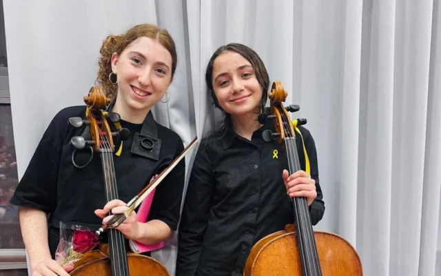 Deux membres de l'Orchestre Lu Yehi, à Jérusalem, le 8 avril 2025. (Crédit : Autorisation)