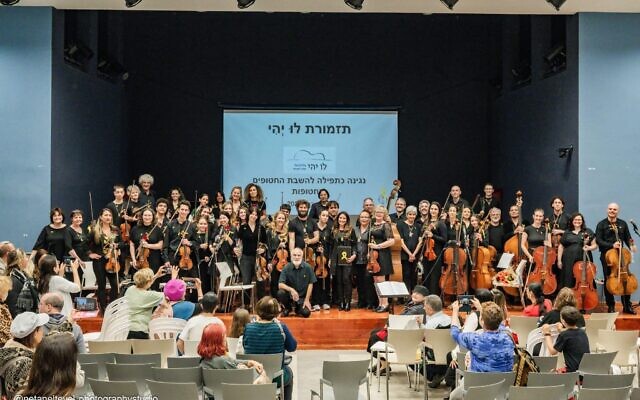 Membres de l'Orchestre Lu Yehi, à Jérusalem, le 8 avril 2025. (Crédit : Autorisation)