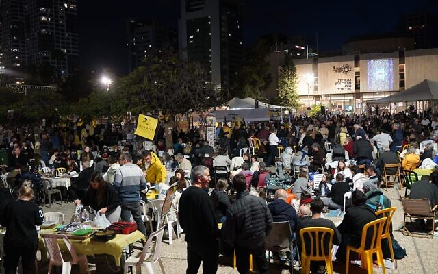 Des Israéliens participent à un seder de Pessah sur la Place des Otages de Tel Aviv, le 12 avril 2025. (Dana Reany/Forum des familles d'otages et de disparus) Des Israéliens participent à un seder de Pessah sur la Place des Otages de Tel Aviv, le 12 avril 2025. (Dana Reany/Forum des familles d'otages et de disparus)