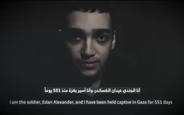 Le soldat Edan Alexander dans une vidéo de propagande diffusée par le groupe terroriste palestinien du Hamas le 12 avril 2025. (Crédit : Autorisation) Le soldat Edan Alexander dans une vidéo de propagande diffusée par le groupe terroriste palestinien du Hamas le 12 avril 2025. (Crédit : Autorisation)