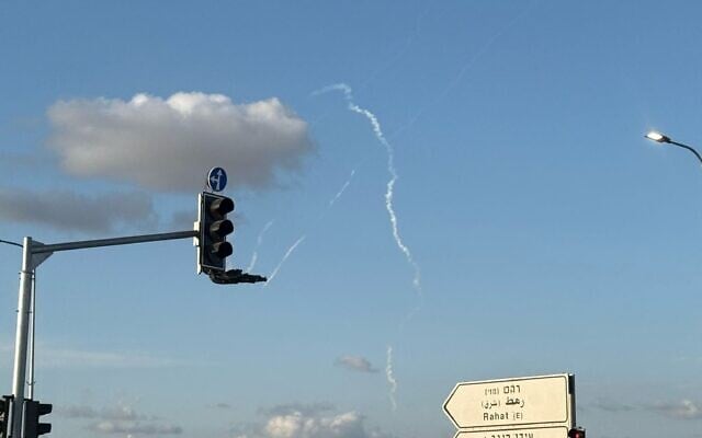 Des traînées d'intercepteurs  visibles dans le ciel au-dessus du sud d'Israël alors qu'un missile houthi est tiré sur Israël, le 13 avril 2025. (Crédit : Réseaux sociaux ; utilisée conformément à l'article 27a de la loi sur le droit d'auteur)