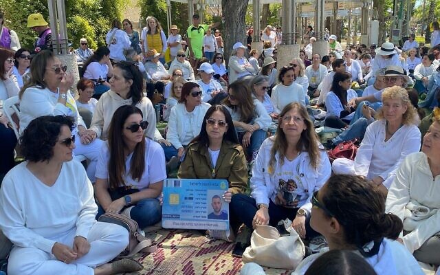 Anat Angrest (au centre) portant l'uniforme militaire de son fils Matan, aux côtés d'Idit Ohel, mère de l'otage Alon Ohel, lors d'un sit-in organisé par Mishmeret 101, à Kiryat Bialik, le 15 avril 2025. (Crédit : Shani Tamim/Mishmeret 101) Anat Angrest (au centre) portant l'uniforme militaire de son fils Matan, aux côtés d'Idit Ohel, mère de l'otage Alon Ohel, lors d'un sit-in organisé par Mishmeret 101, à Kiryat Bialik, le 15 avril 2025. (Crédit : Shani Tamim/Mishmeret 101)