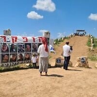 Des membres de l'organisation Nachala s'arrêtent devant un mémorial dédié aux soldates qui avaient été assassinées à la base de Nahal Oz le 7 octobre, le 15 avril 2025 (Crédit : Deborah Danan via JTA).