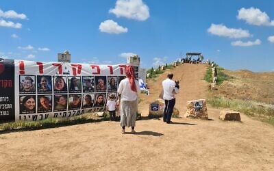 Des membres de l'organisation Nachala s'arrêtent devant un mémorial dédié aux soldates qui avaient été assassinées à la base de Nahal Oz le 7 octobre, le 15 avril 2025 (Crédit : Deborah Danan via JTA).