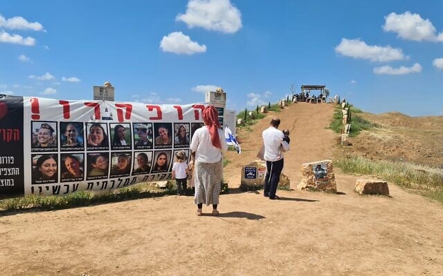 Des membres de l'organisation Nachala s'arrêtent devant un mémorial dédié aux soldates qui avaient été assassinées à la base de Nahal Oz le 7 octobre, le 15 avril 2025 (Crédit : Deborah Danan via JTA).