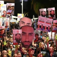 Illustration : Des manifestants demandent la libération des otages détenus dans la bande de Gaza, lors d'un rassemblement sur la place des otages, à Tel Aviv, le 19 avril 2025. (Crédit : Lior Rotstein/Forum des familles d'otages et de disparus)