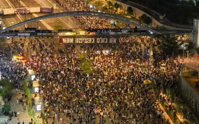 Des manifestants anti-gouvernement se rassemblent devant le quartier général du ministre de la Défense, à Tel Aviv, le 19 avril 2025. (Crédit : Avishai Reisner/Pro-Democracy Protest Movement)