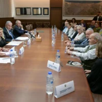 Le Premier ministre Benjamin Netanyahu et son épouse Sara rencontrent des survivants de la Shoah à l'occasion de Yom HaShoah en Israël, le 22 avril 2025. (Crédit : Maayan Toaf/GPO)