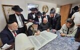 Le Grand Rabbin Yitzhak Yosef participe à l'écriture d'un rouleau de Torah dédié au sergent Segev Schwartz, 20 ans, tué au combat le 7 octobre 2023, avant Yom HaZikaron 2025. (Crédit : Ayelet HaShachar)