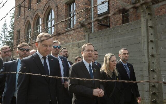 Le président polonais Andrzej Duda (à gauche), le président Isaac Herzog (au centre) et Michal Herzog arrivant avant le début de la Marche des Vivants, à Auschwitz le 24 avril 2025. (Crédit : Chen Schimmel/Marche des Vivants) Le président polonais Andrzej Duda (à gauche), le président Isaac Herzog (au centre) et Michal Herzog arrivant avant le début de la Marche des Vivants, à Auschwitz le 24 avril 2025. (Crédit : Chen Schimmel/Marche des Vivants)