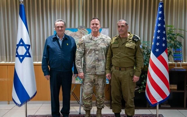 Le ministre de la Défense, Israel Katz, le chef du CENTCOM américain, le général Michael Kurilla, et le chef d’État-major de l’armée israélienne, le lieutenant Gen. Eyal Zamir, se rencontrent au ministère de la Défense, le 25 avril 2025. (Elad Malka/Ministère de la Défense)
