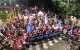 Des manifestants anti-gouvernement défilant avec une pancarte sur laquelle on peut lire « Il n'y a pas d'indépendance sans gardiens », à Tel Aviv, le 26 avril 2025. (Crédit : Gilad Furst/Mouvement de protestation pour la démocratie)