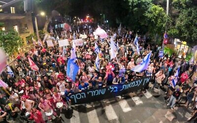 Des manifestants anti-gouvernement défilant avec une pancarte sur laquelle on peut lire « Il n'y a pas d'indépendance sans gardiens », à Tel Aviv, le 26 avril 2025. (Crédit : Gilad Furst/Mouvement de protestation pour la démocratie)