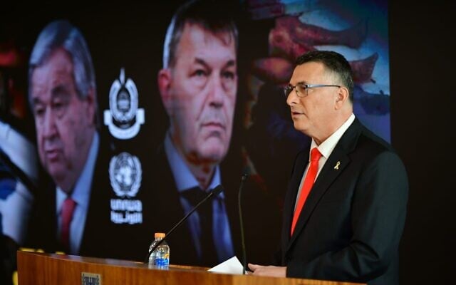 Le ministre des Affaires étrangères Gideon Saar donne une conférence de presse contre l'ONU et l'UNRWA à Jérusalem, le 28 avril 2025. (Ministère des Affaires étrangères) Le ministre des Affaires étrangères Gideon Saar donne une conférence de presse contre l'ONU et l'UNRWA à Jérusalem, le 28 avril 2025. (Ministère des Affaires étrangères)