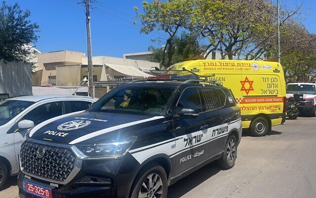 Des secouristes sur les lieux d'un meurtre présumé, suite à la découverte du corps d'une femme, à Hadera, le 28 avril 2025. (Crédit : Magen David Adom)