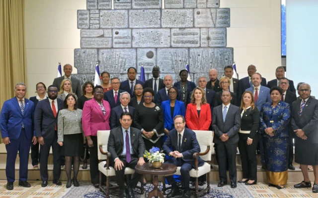 Le président Isaac Herzog rencontre à Jérusalem un groupe d'envoyés de l'ONU en visite, le 28 avril 2025. (Crédit : Kobi Gideon / GPO)