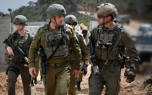 Le chef d'état-major de Tsahal, le lieutenant-général Eyal Zamir (à gauche), rencontre des officiers à la frontière libanaise, le 6 avril 2025. (Crédit : armée israélienne) Le chef d'état-major de Tsahal, le lieutenant-général Eyal Zamir (à gauche), rencontre des officiers à la frontière libanaise, le 6 avril 2025. (Crédit : armée israélienne)