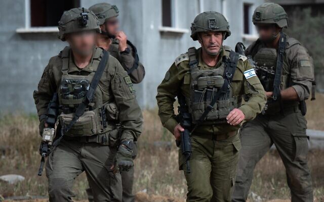 Le chef d'état-major de Tsahal, le lieutenant général Eyal Zamir, visite des troupes dans le sud de la bande de Gaza, le 8 avril 2025. (Armée israélienne) Le chef d'état-major de Tsahal, le lieutenant général Eyal Zamir, visite des troupes dans le sud de la bande de Gaza, le 8 avril 2025. (Armée israélienne)