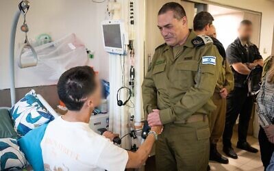 Le chef d'état-major de l'armée israélienne, le lieutenant-général Eyal Zamir, visitant un soldat blessé au centre de rééducation de l'hôpital Loewenstein, à Raanana, le 9 avril 2025. (Crédit : Armée israélienne)