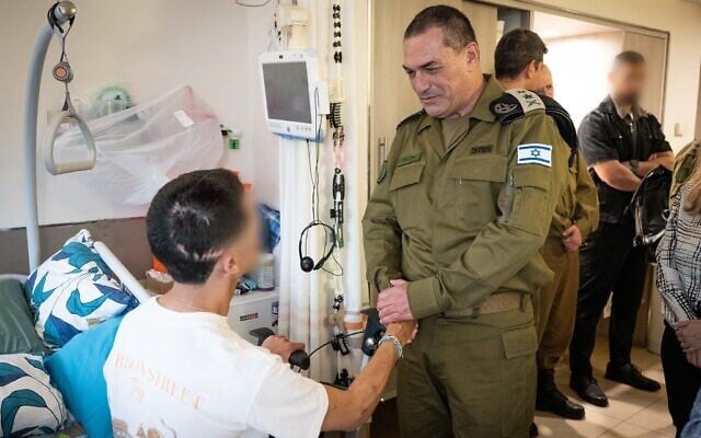 Le chef d'état-major de l'armée israélienne, le lieutenant-général Eyal Zamir, visitant un soldat blessé au centre de rééducation de l'hôpital Loewenstein, à Raanana, le 9 avril 2025. (Crédit : Armée israélienne) Le chef d'état-major de l'armée israélienne, le lieutenant-général Eyal Zamir, visitant un soldat blessé au centre de rééducation de l'hôpital Loewenstein, à Raanana, le 9 avril 2025. (Crédit : Armée israélienne)
