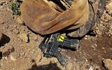 Une arme trouvée sur les corps des terroristes éliminés par les troupes de l'armée israélienne, près de Jénine, en Cisjordanie, le 16 avril 2025. (Crédit : Armée israélienne)