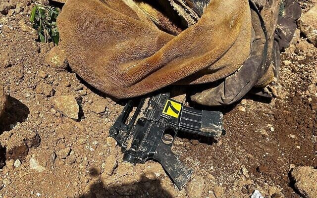 Une arme trouvée sur les corps des terroristes éliminés par les troupes de l'armée israélienne, près de Jénine, en Cisjordanie, le 16 avril 2025. (Crédit : Armée israélienne) Une arme trouvée sur les corps des terroristes éliminés par les troupes de l'armée israélienne, près de Jénine, en Cisjordanie, le 16 avril 2025. (Crédit : Armée israélienne)