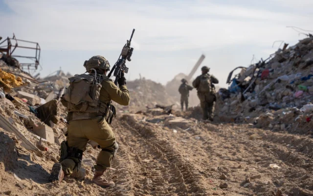 Les soldats israéliens en opération   dans la bande de Gaza, une photo publiée le 18 avril 2025. (Crédit : Tsahal)